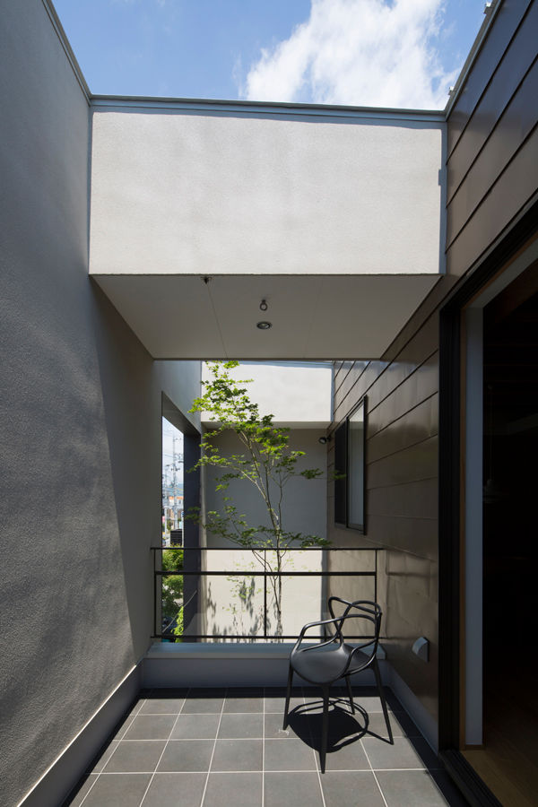 土間と縦庭の家, TRANSTYLE architects TRANSTYLE architects Salones de estilo moderno