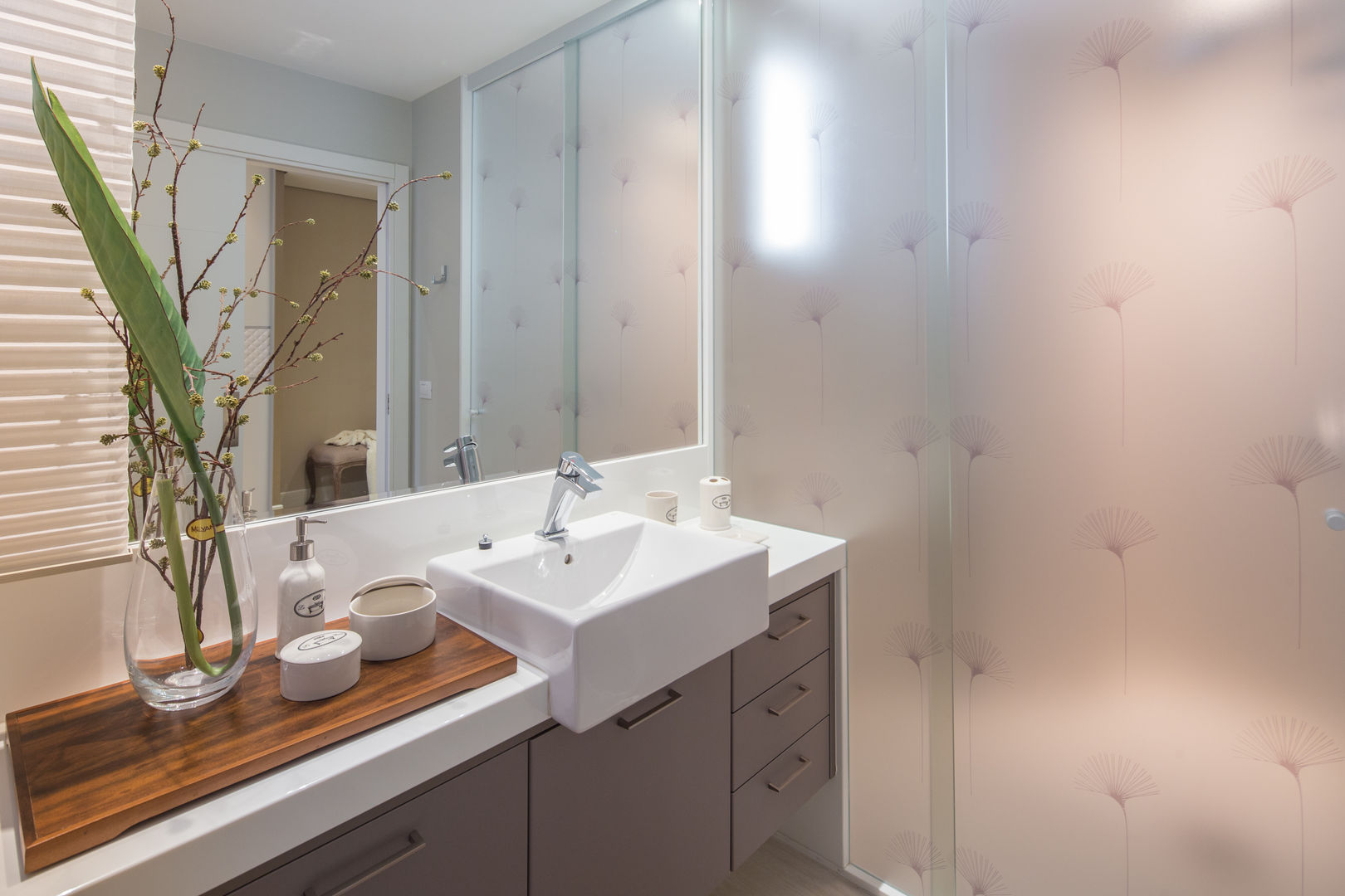 Projeto de interiores cria ambiente clean e contemporâneo na praia, PROCAVE PROCAVE Modern bathroom Wood Wood effect