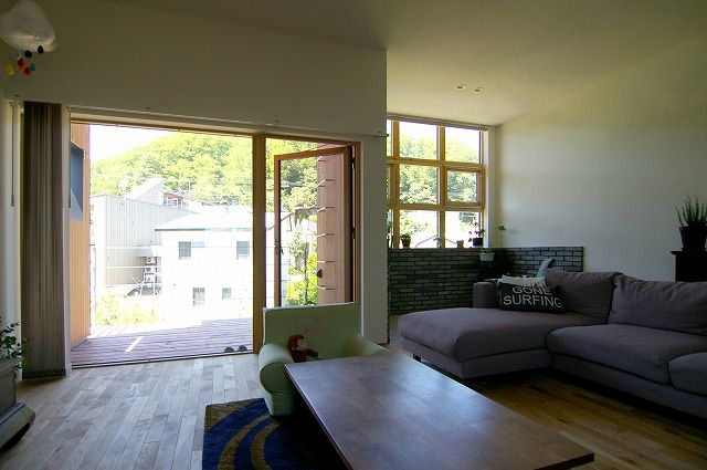 むこう山の家, 株式会社 ATELIER O2 株式会社 ATELIER O2 Modern Living Room