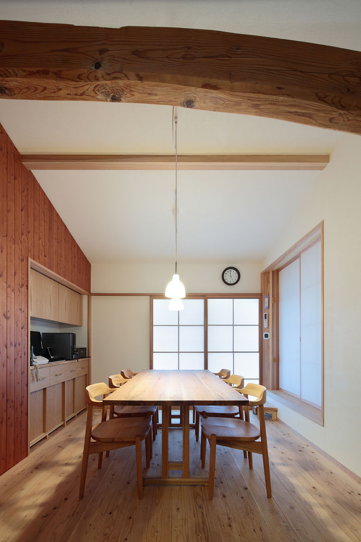 里の家～玖珠万年山の麓 実りある住まい～, 山道勉建築 山道勉建築 Scandinavian style dining room Wood Wood effect