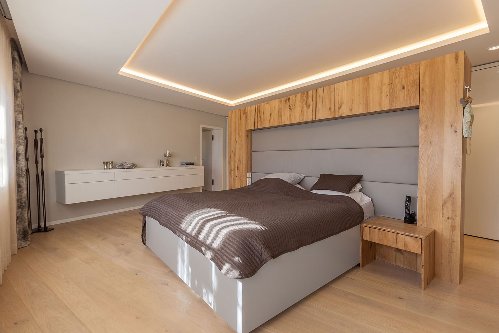 Moderne Wohnhaus mit warmen Holzcharakter, Manufaktur Hommel Manufaktur Hommel غرفة نوم