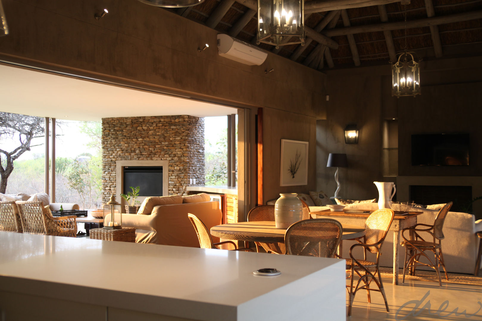 new lodge | leopard creek estate, drew architects + interiors drew architects + interiors Modern living room لکڑی Wood effect