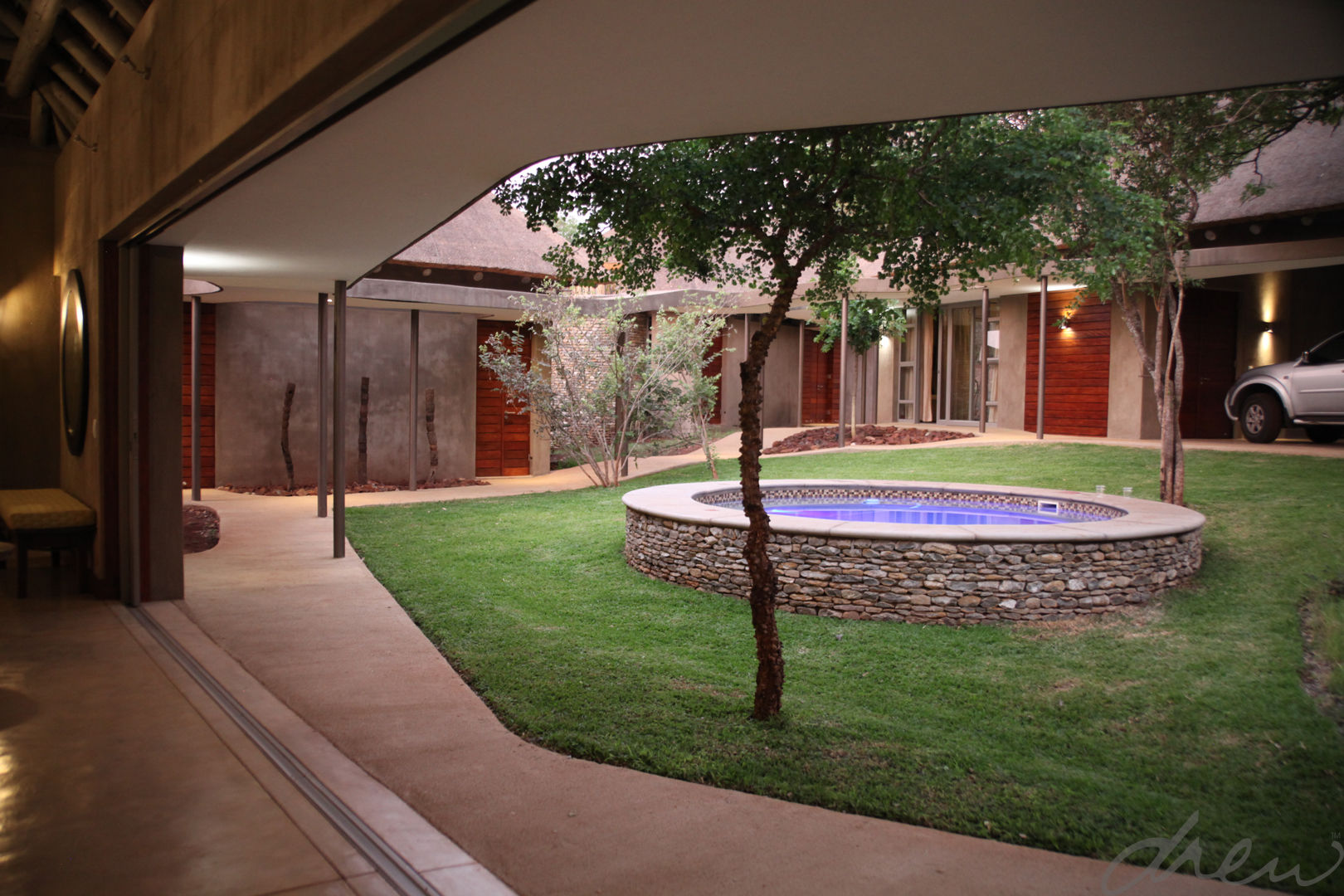 new lodge | leopard creek estate, drew architects + interiors drew architects + interiors 庭池 石