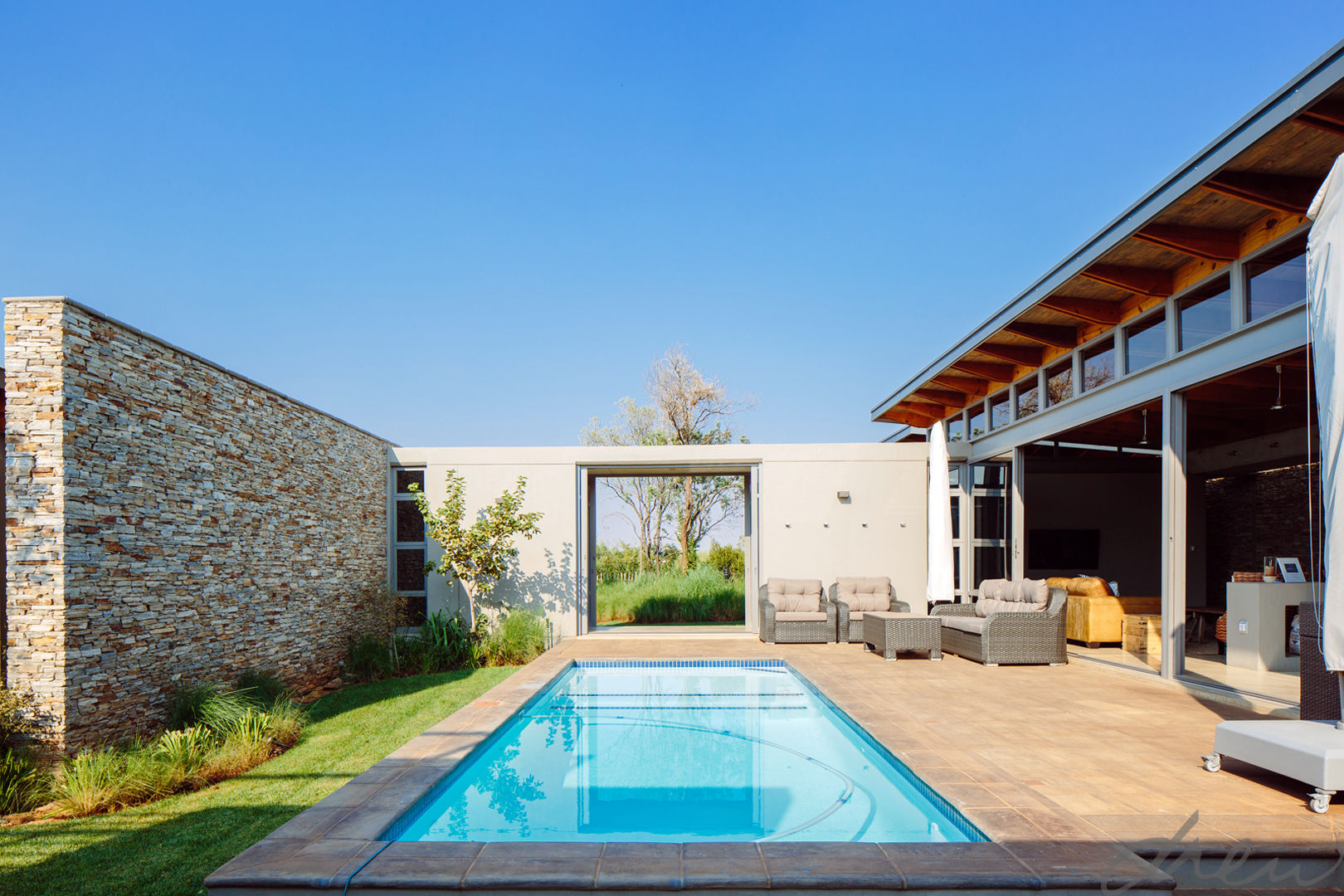 modern lodge, drew architects + interiors drew architects + interiors Giardino con piscina Pietra