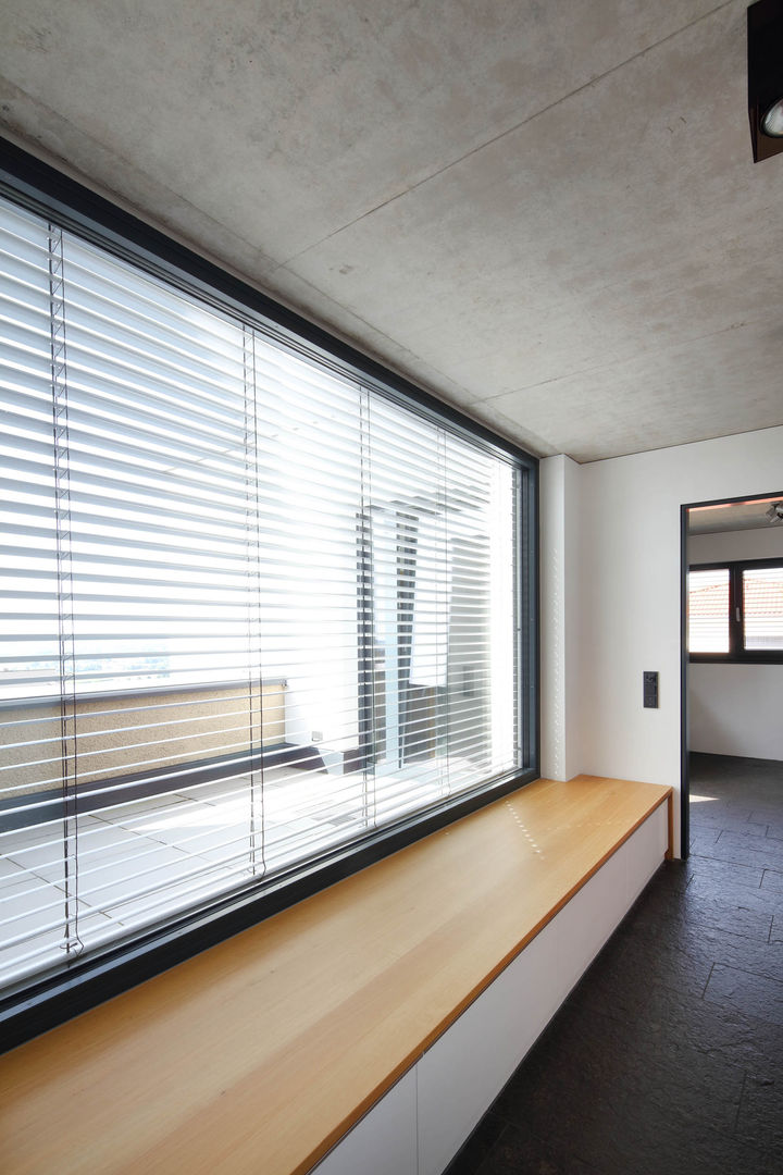 Wohnhaus S, Architekturbüro zwo P Architekturbüro zwo P Modern corridor, hallway & stairs