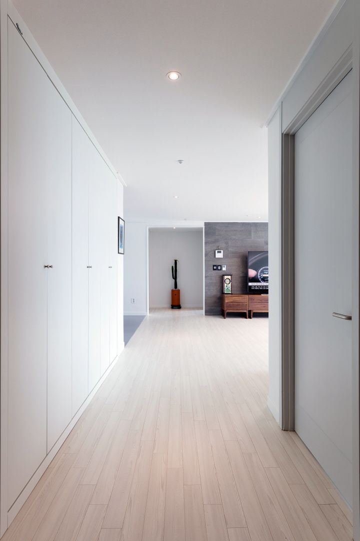 homify Modern Corridor, Hallway and Staircase