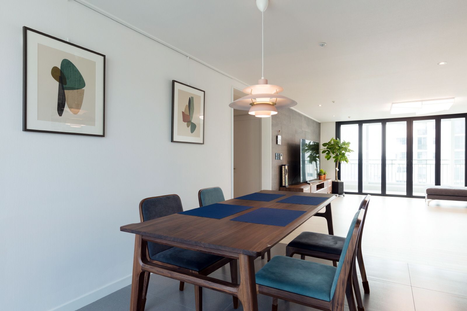 homify Modern dining room