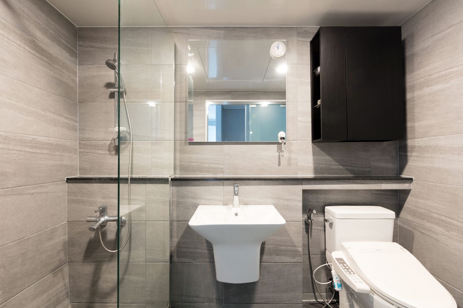 homify Modern bathroom