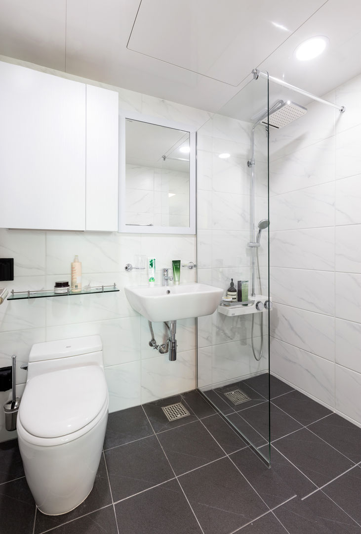 homify Modern bathroom