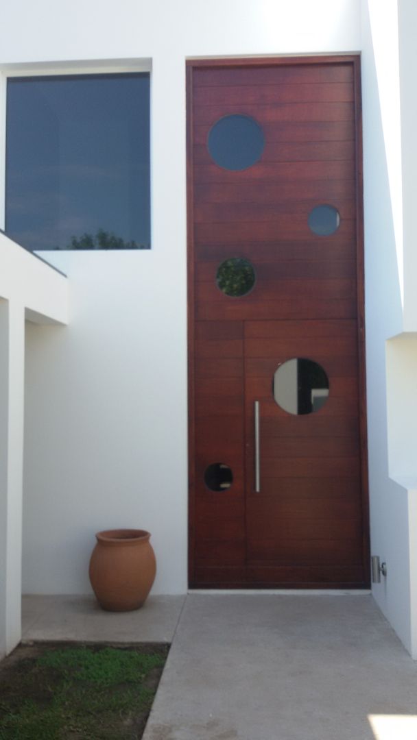 Puerta de Ingreso Estudio A+I Puertas de entrada Madera Acabado en madera puerta,madera,circulos,doble altura,ingreso,casa,moderna,diseño