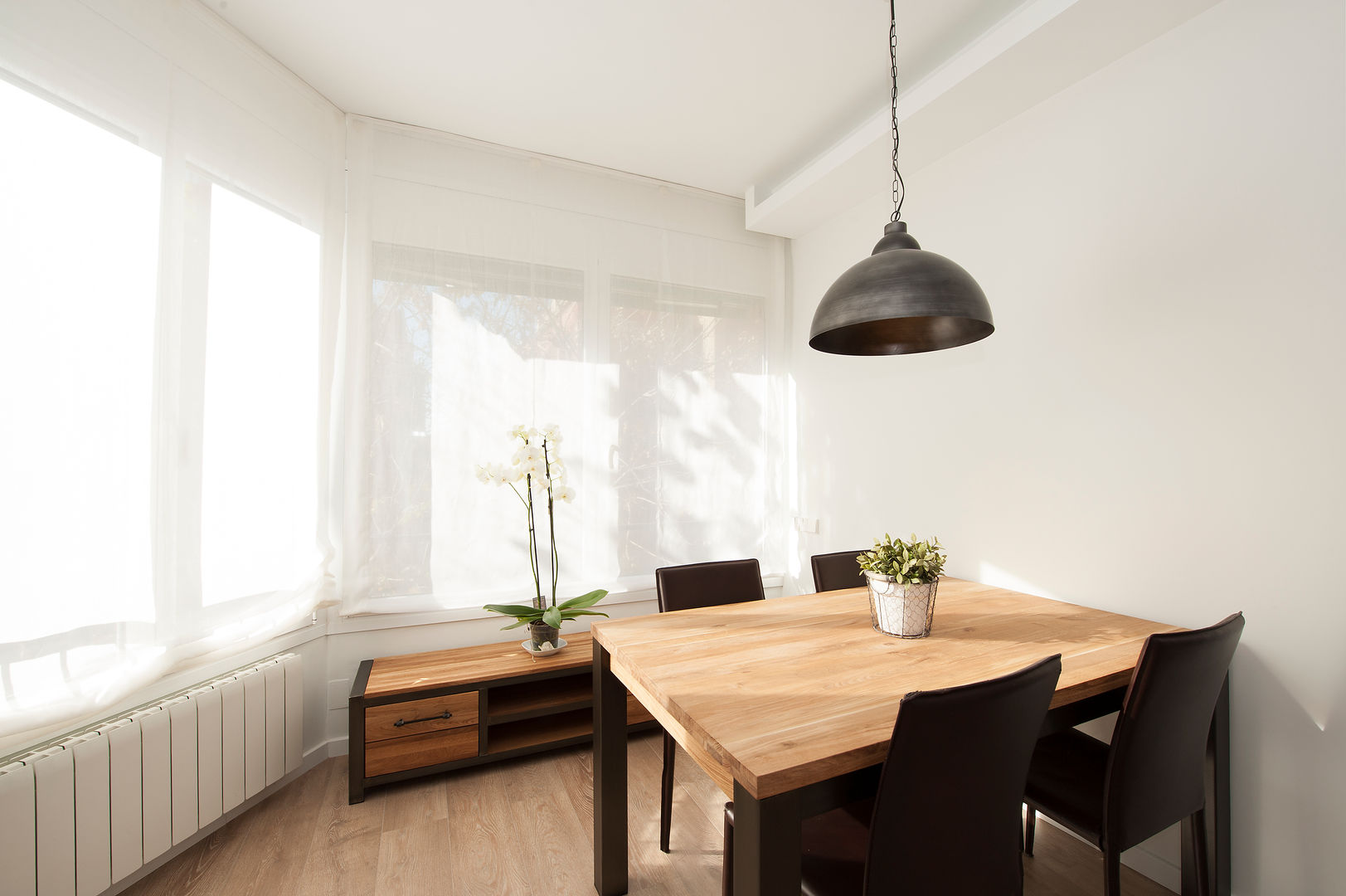 Comedor con mobiliario de estilo nórdico y rústico Sincro Comedores escandinavos
