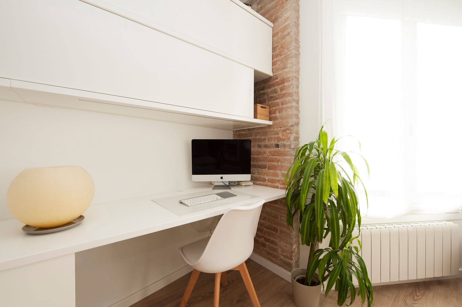 Despacho integrado en la pared Sincro Oficinas Derivados de madera Transparente