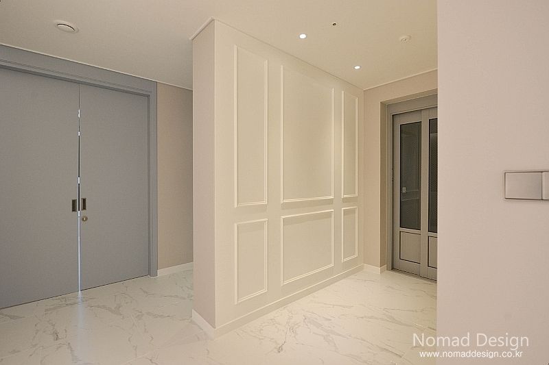 homify Couloir, entrée, escaliers classiques