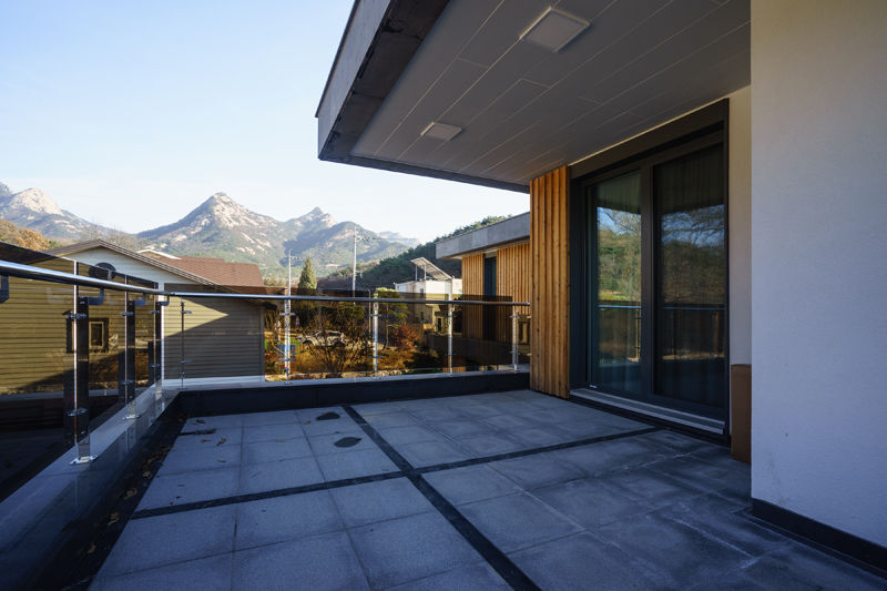 경함재 (景椷齋) : 풍경을 담은 집, 위즈스케일디자인 위즈스케일디자인 Modern balcony, veranda & terrace Wood Wood effect