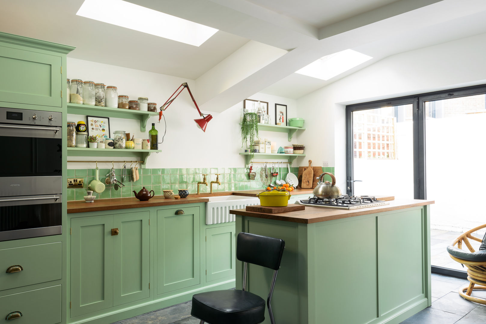 The Khoollect Kitchen by deVOL deVOL Kitchens Armários de cozinha Madeira Acabamento em madeira island,kitchen island,kitchen lighting,green kitchen,grey floor,stone floor