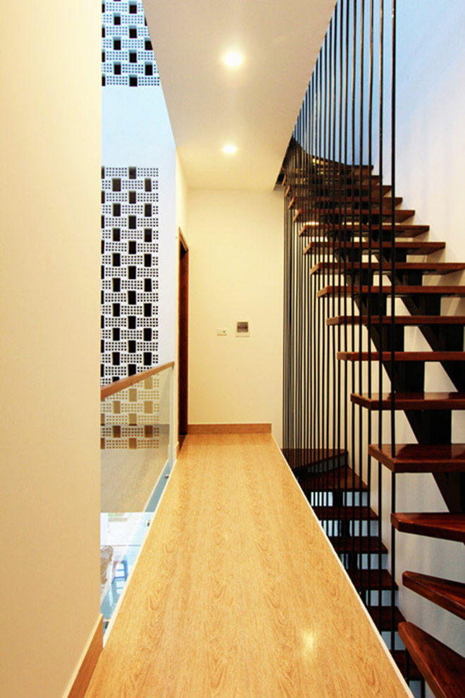 Mẫu Thiết Kế Nhà Ống 3 Tầng Mặt Tiền 5m Hướng Tây Chắn Nắng, Công ty TNHH Xây Dựng TM – DV Song Phát Công ty TNHH Xây Dựng TM – DV Song Phát Modern corridor, hallway & stairs