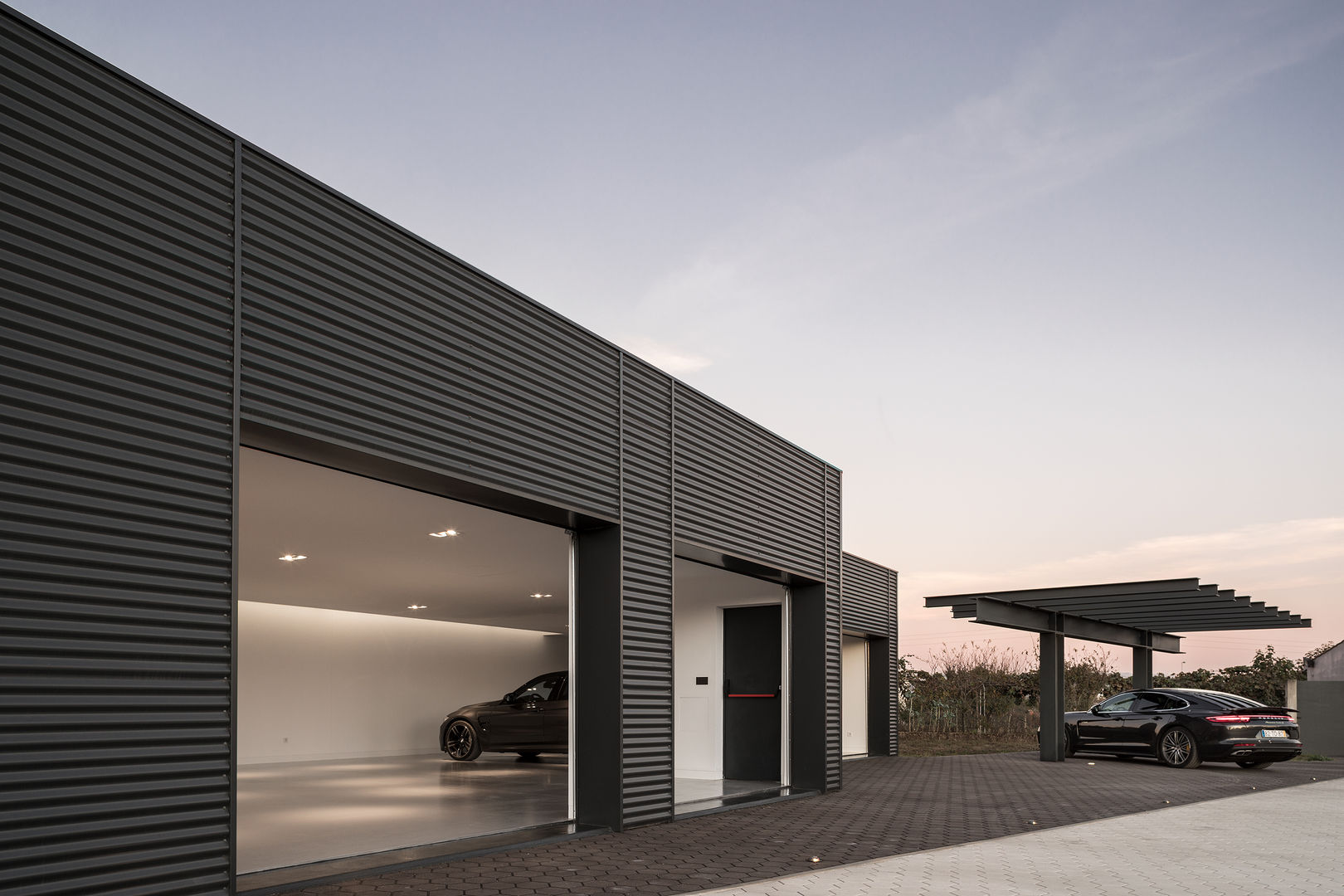 Garagem Privada, PAULO MARTINS ARQ&DESIGN PAULO MARTINS ARQ&DESIGN مرآب~ كراج