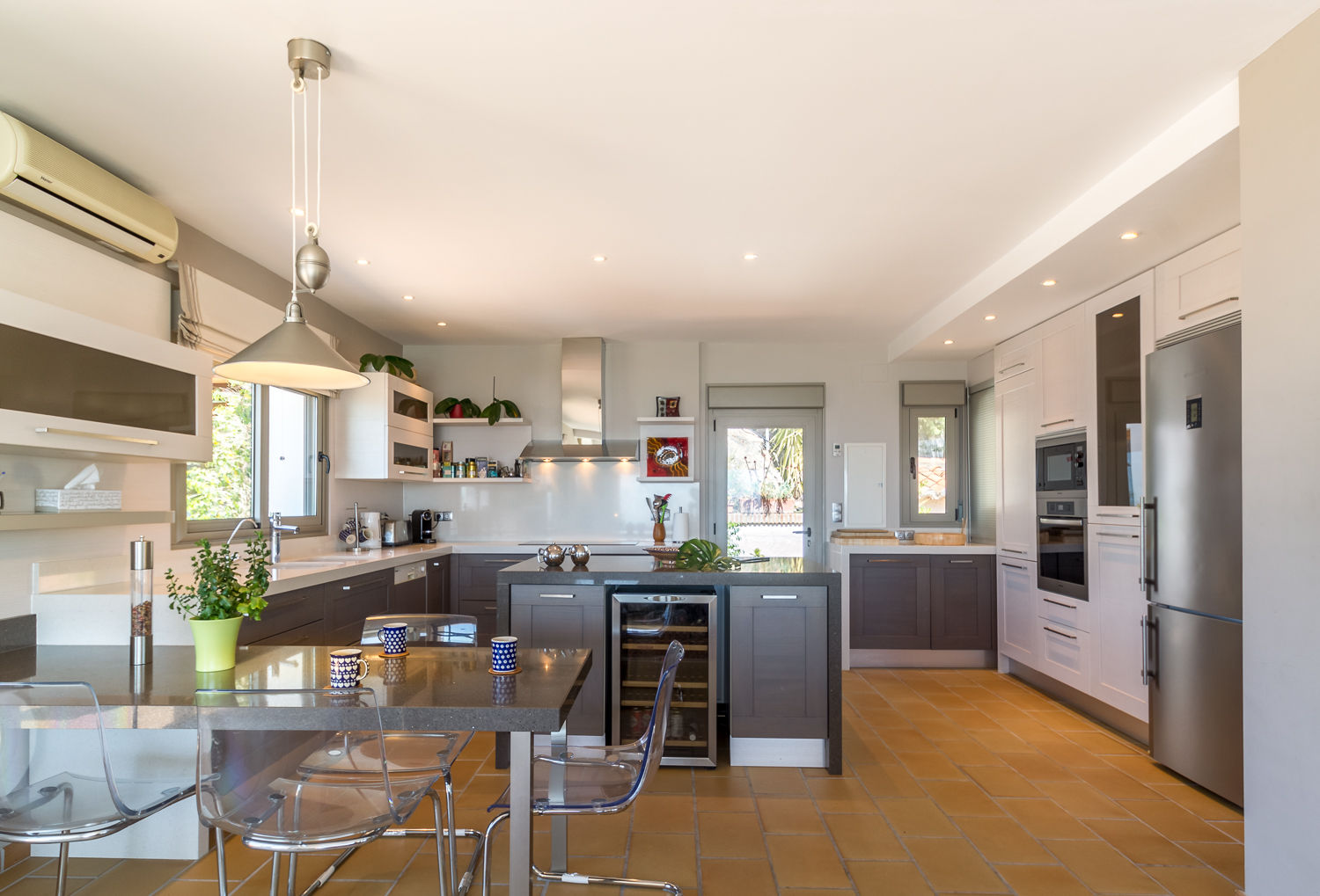Cocina Home & Haus | Home Staging & Fotografía Cocinas de estilo mediterráneo homestaging,fotografía,cocina,espacios abiertos,islas de cocina,vistas,mirador,naranja