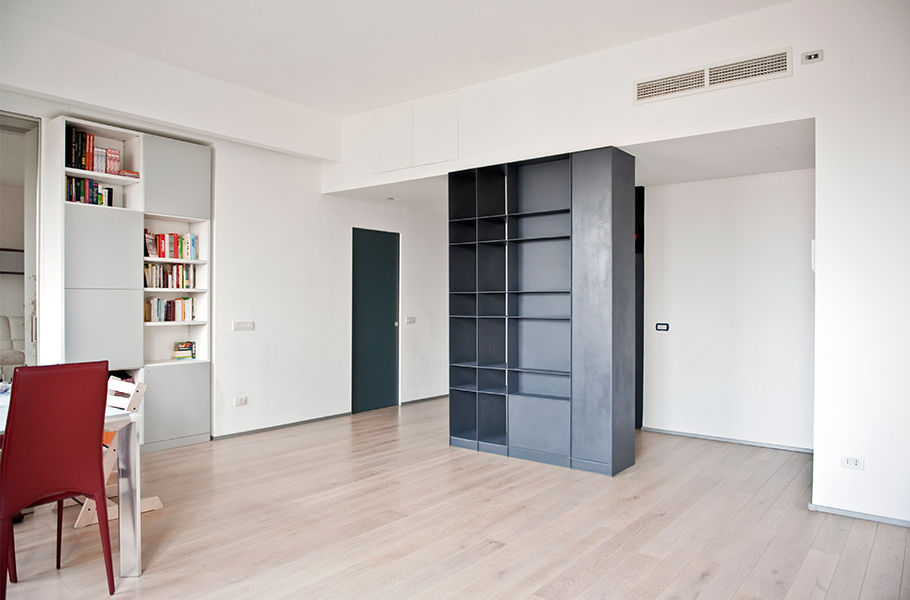 libreria metallo Gianluca Bugeia | Architetto e Designer di Interni Soggiorno minimalista Metallo libreria metallo,libreria ferro,libreria giorno,libreria design,living minimal,soggiorno moderno,parquet rovere,rovere sbiancato