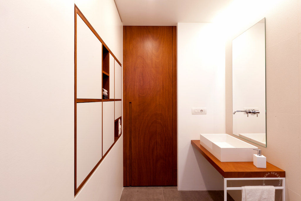 Bagno principale Paola Maré Interior Designer Bagno moderno Legno Effetto legno porta,porta di legno,bagno,mobile,arredo bagno,lavabo