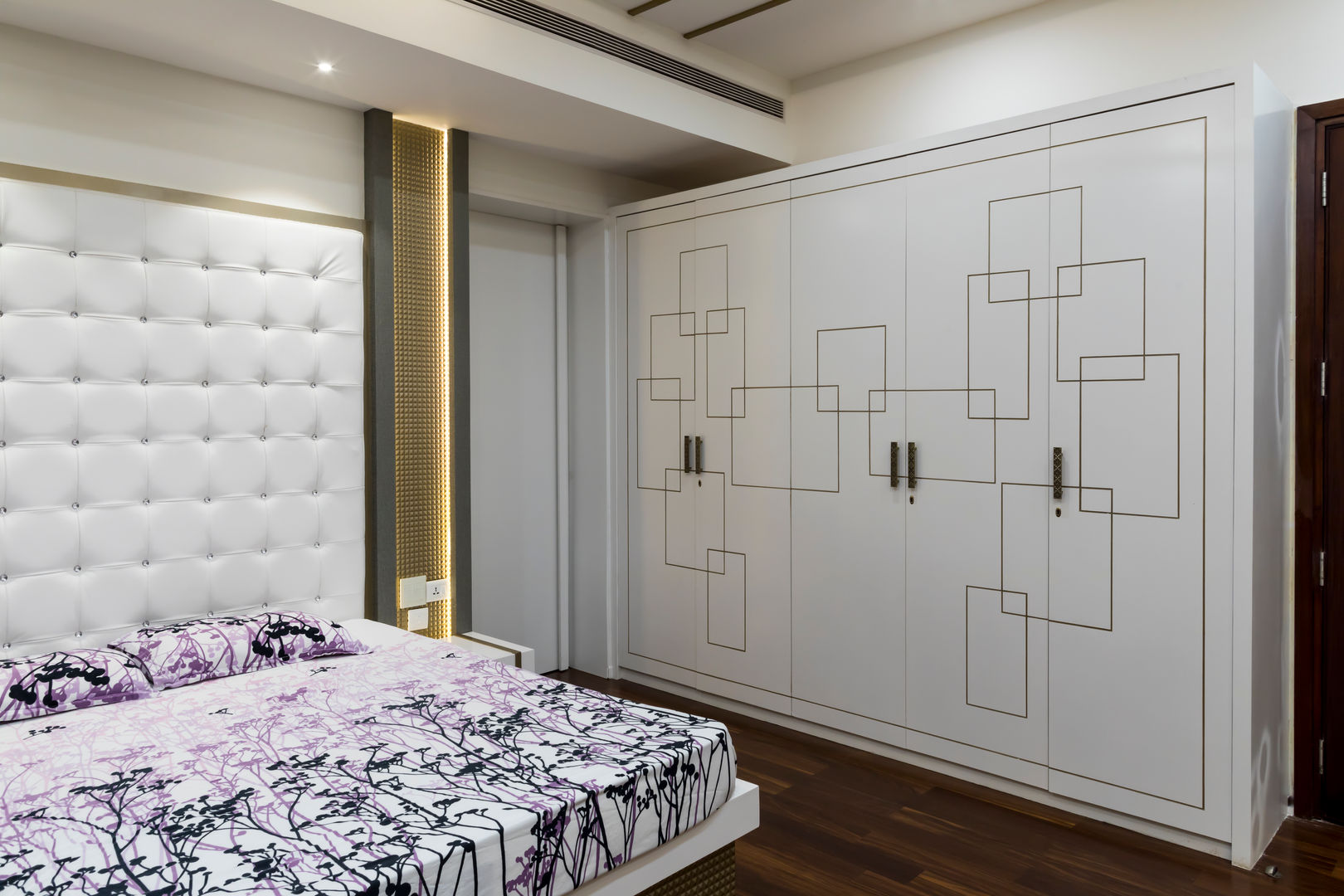 homify Modern dressing room