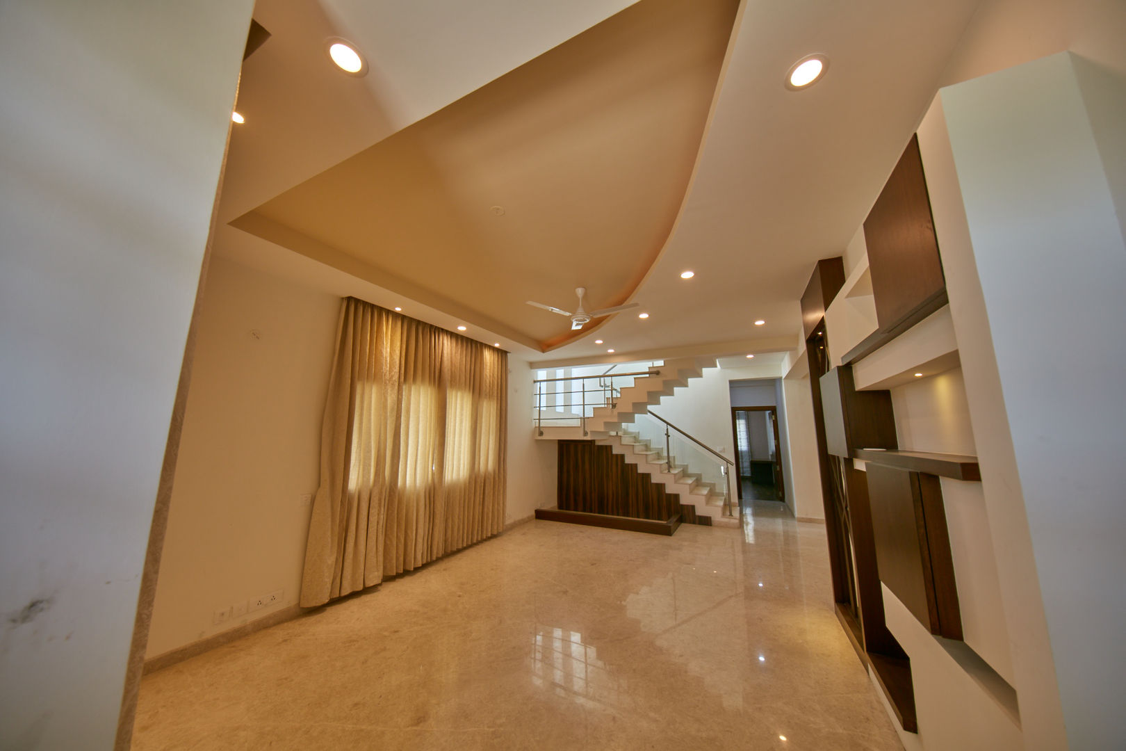 Open hall area with wall storage homify Modern corridor, hallway & stairs