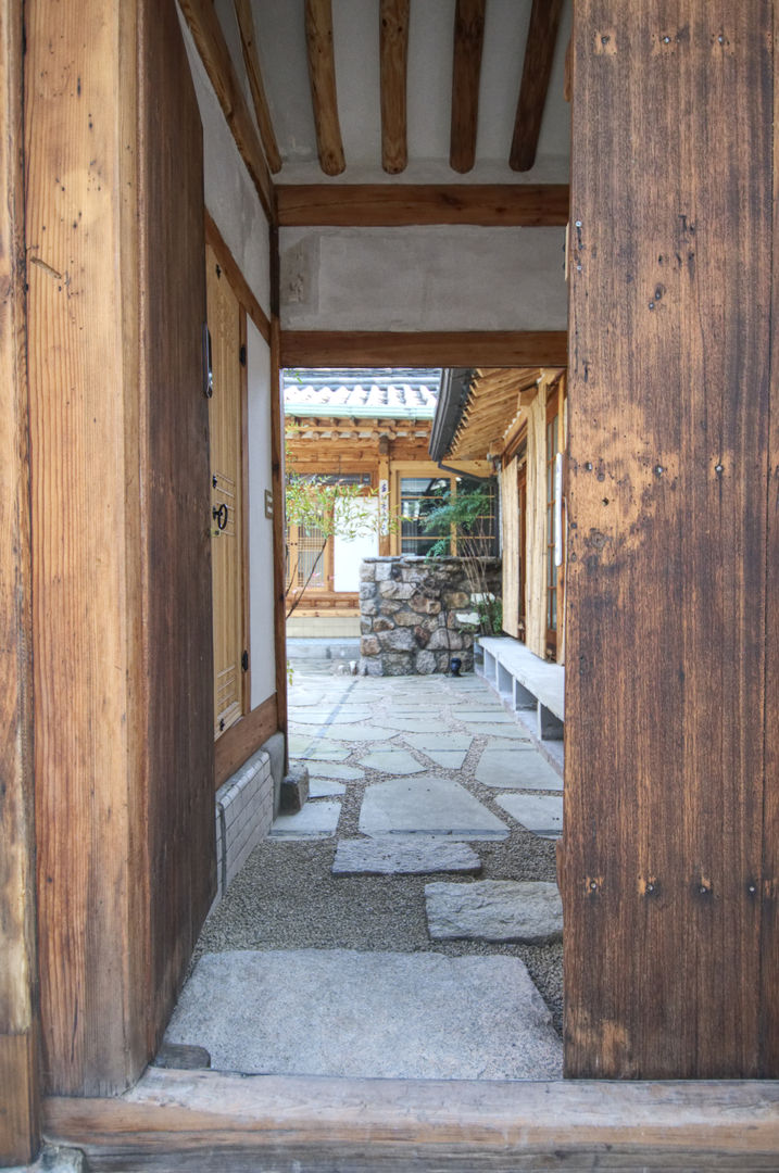 'Hyehwa1938' - korean modern traditional house, 참우리건축 참우리건축 أبواب