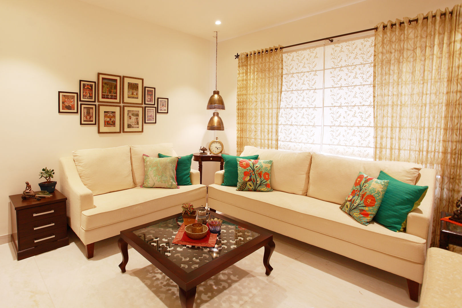 Lotus Apartment, Saloni Narayankar Interiors Saloni Narayankar Interiors Living room