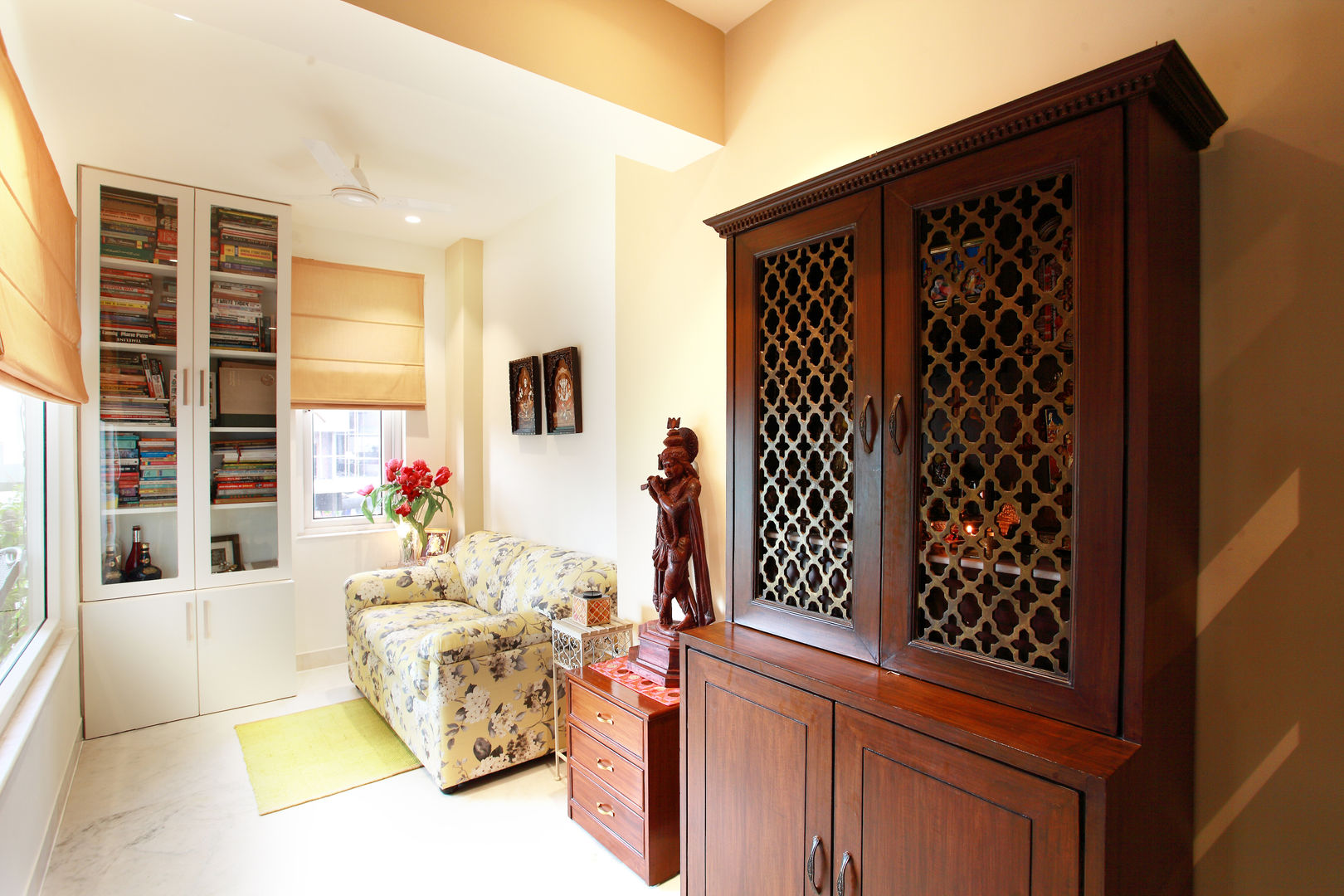Lotus Apartment, Saloni Narayankar Interiors Saloni Narayankar Interiors Modern study/office