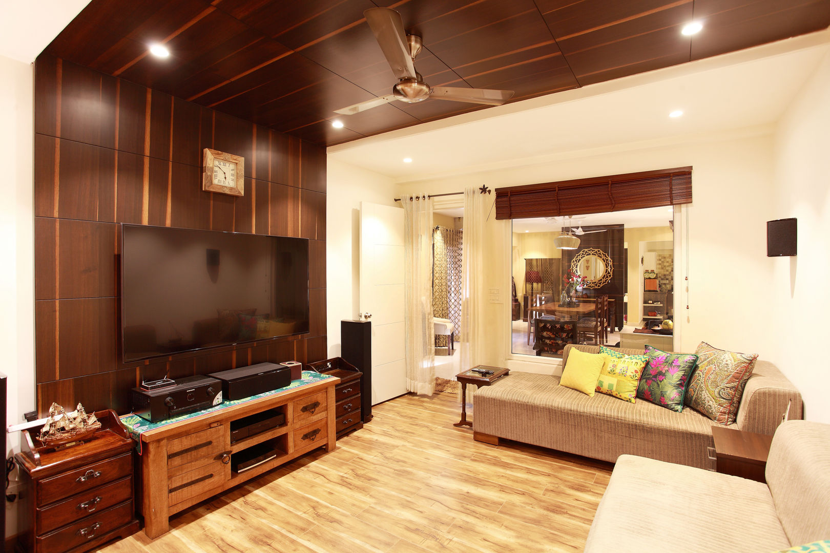 Lotus Apartment, Saloni Narayankar Interiors Saloni Narayankar Interiors غرفة الميديا
