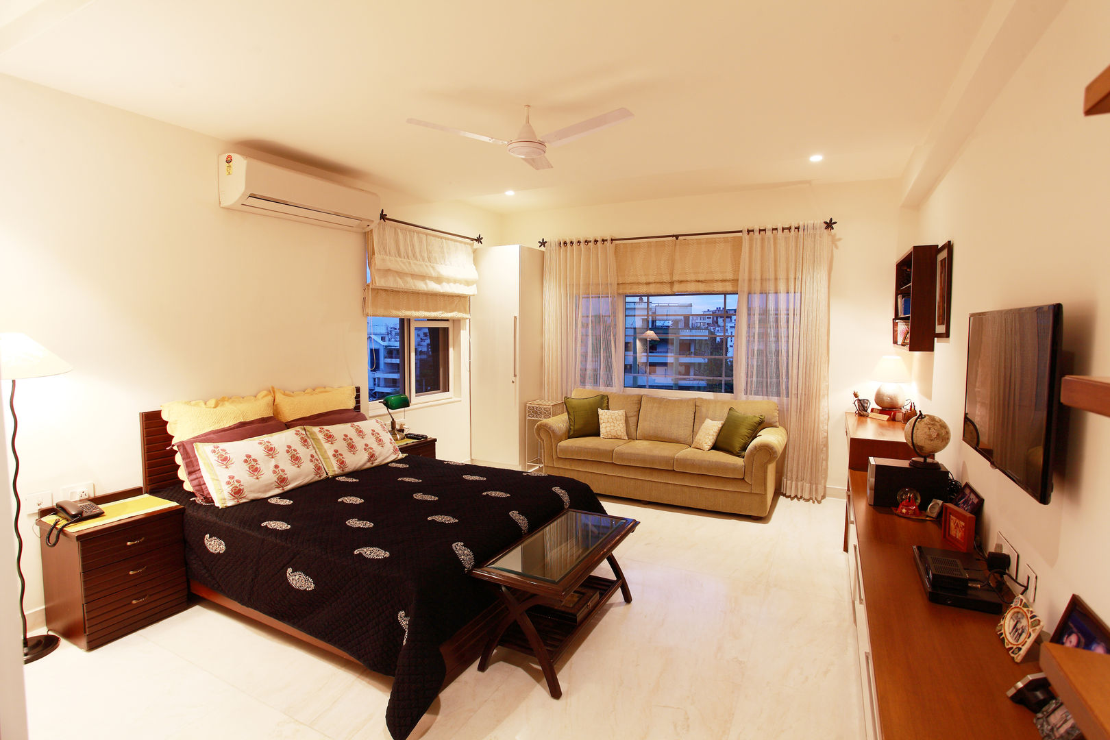 Lotus Apartment, Saloni Narayankar Interiors Saloni Narayankar Interiors Modern style bedroom