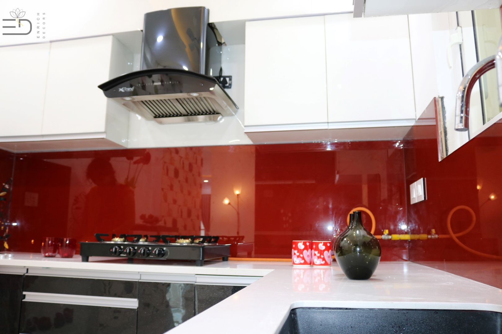 Kitchen Counter Top in Quartz Stone White Enrich Interiors & Decors Modern kitchen