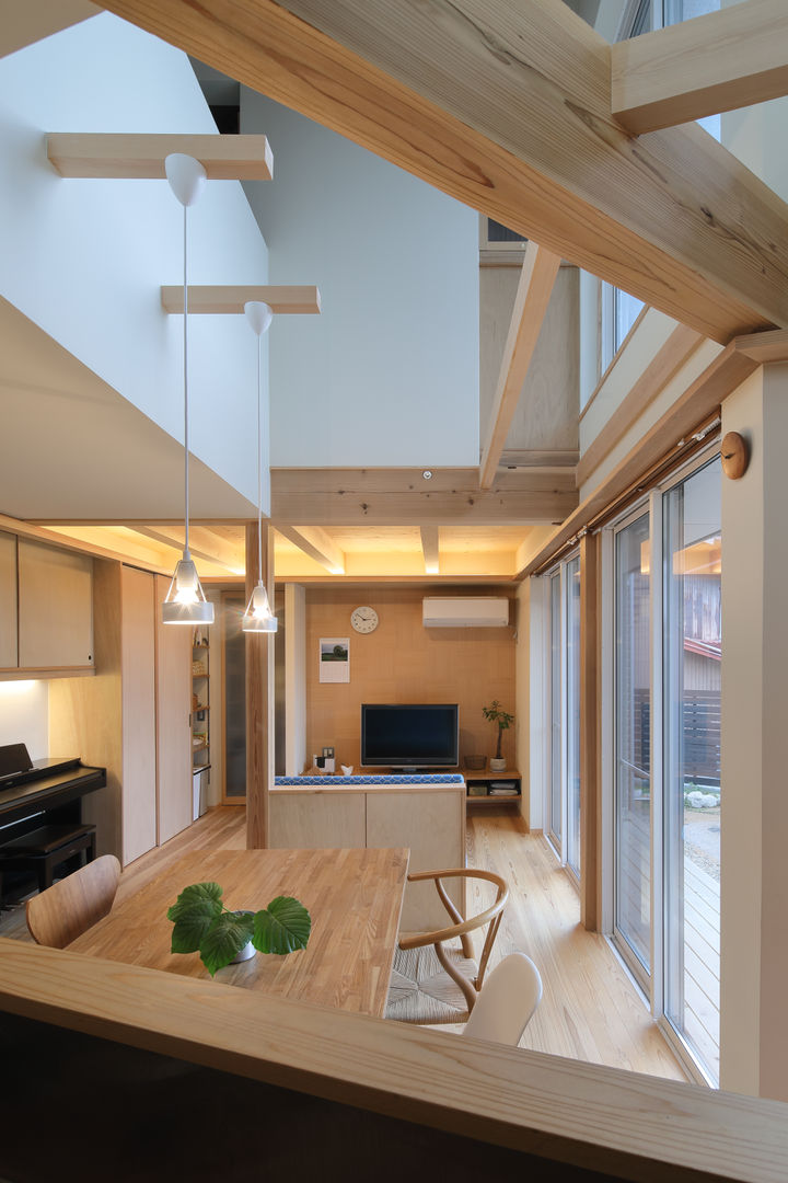 ヘノ字に暮らす, 芦田成人建築設計事務所 芦田成人建築設計事務所 Scandinavian style living room Wood Wood effect