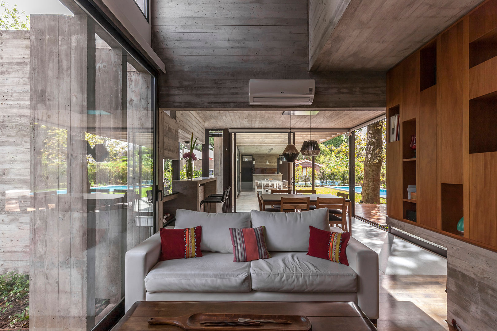 Casa Aranzazu, Besonías Almeida arquitectos Besonías Almeida arquitectos Modern living room کنکریٹ