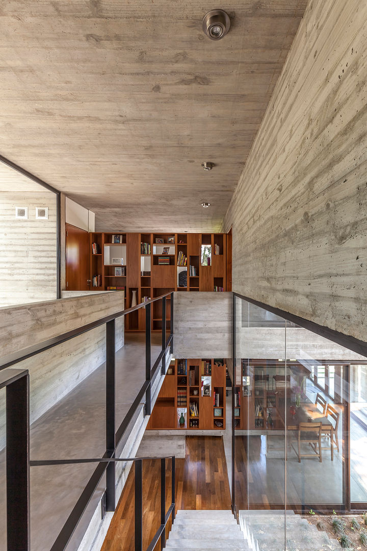 Casa Aranzazu, Besonías Almeida arquitectos Besonías Almeida arquitectos Modern Corridor, Hallway and Staircase Concrete