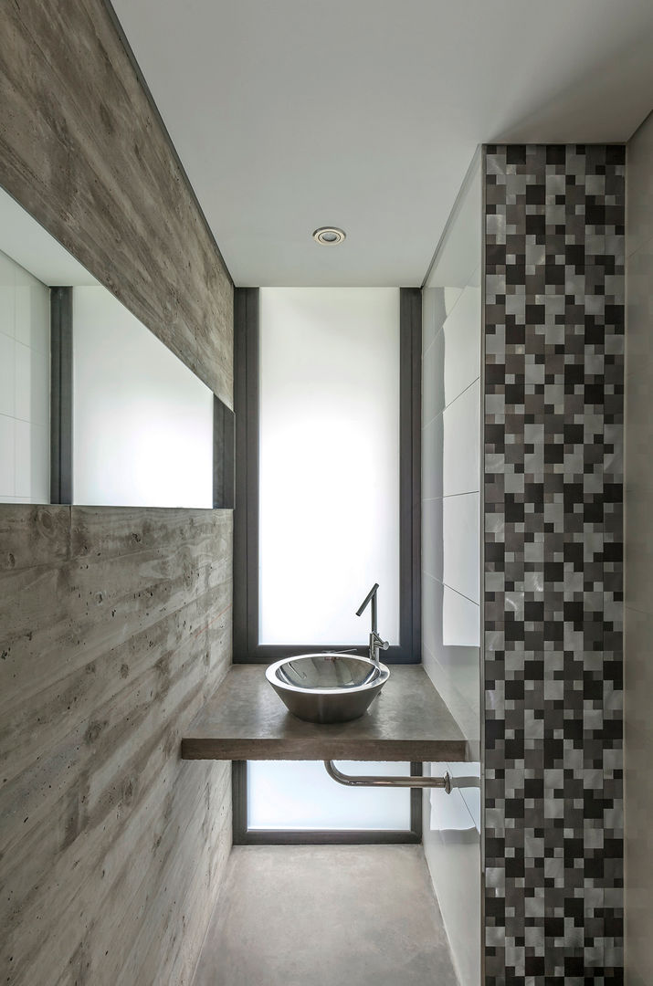 Casa Aranzazu, Besonías Almeida arquitectos Besonías Almeida arquitectos Modern style bathrooms Concrete