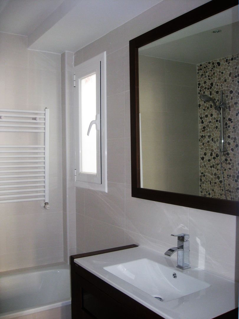 Baño en blanco y madera. Almudena Madrid Interiorismo, diseño y decoración de interiores Baños modernos Azulejos