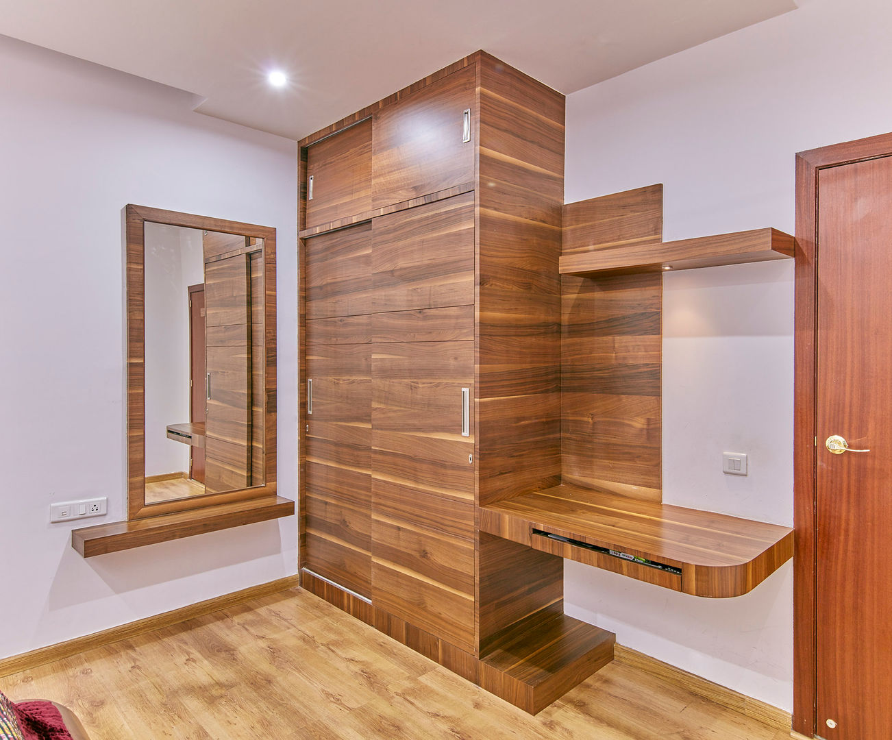 Full wood wardrobe in bedroom 1 homify Modern style bedroom