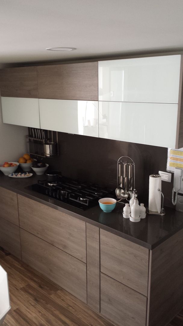 cocina integral moderna, kouken design kouken design Built-in kitchens Wood-Plastic Composite