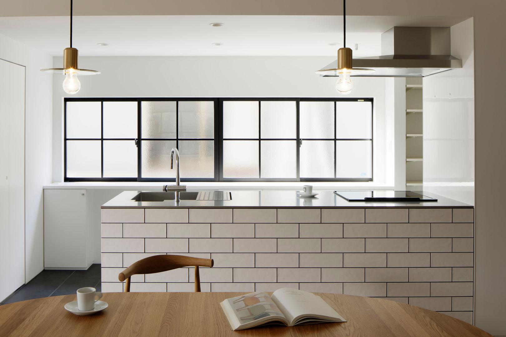 Hi-Lo HOUSE, 株式会社CAPD 株式会社CAPD Scandinavian style kitchen Tiles