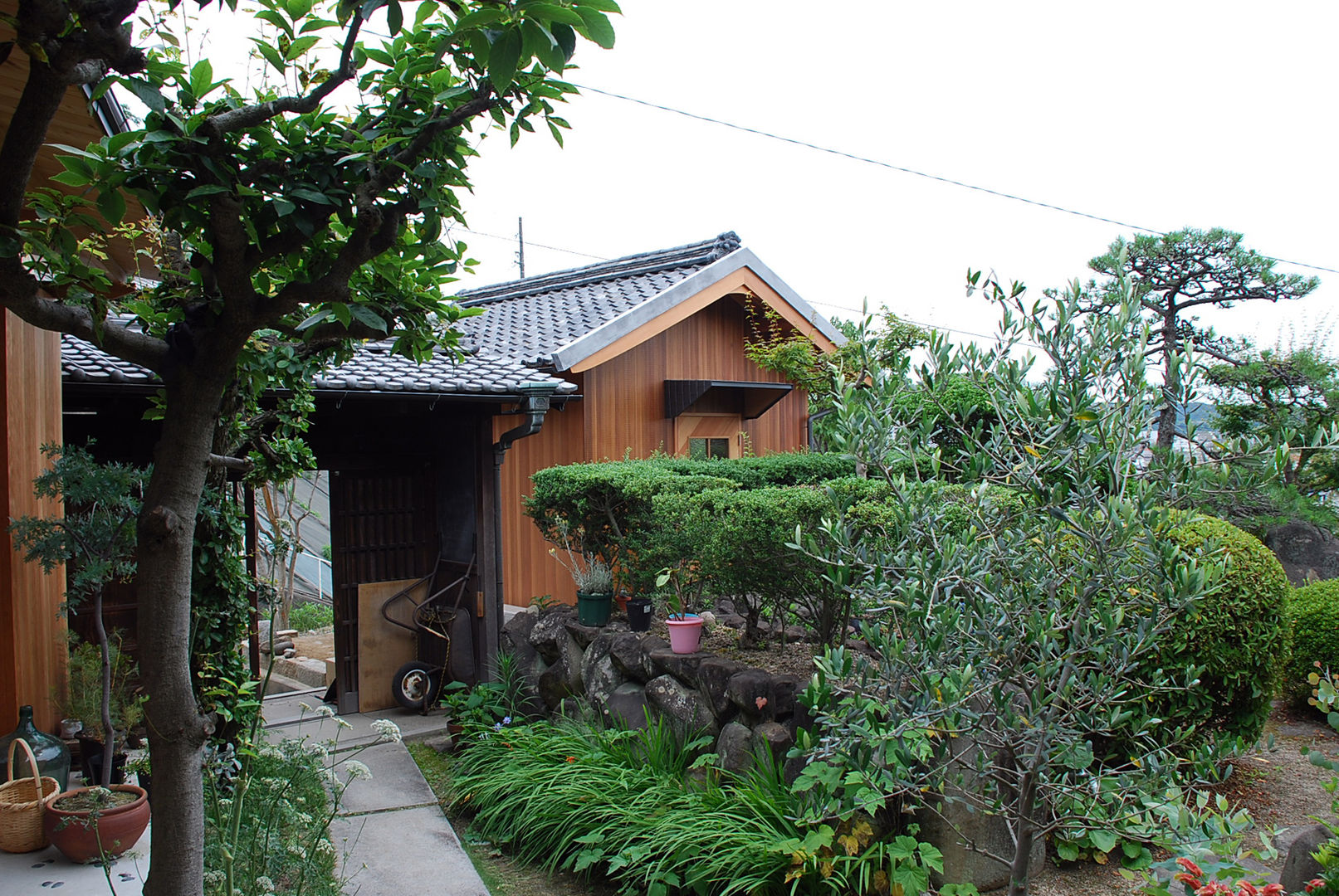 児島の小さなアトリエ Tiny atelier, 丸菱建築計画事務所 MALUBISHI ARCHITECTS 丸菱建築計画事務所 MALUBISHI ARCHITECTS Rumah Modern Kayu Wood effect