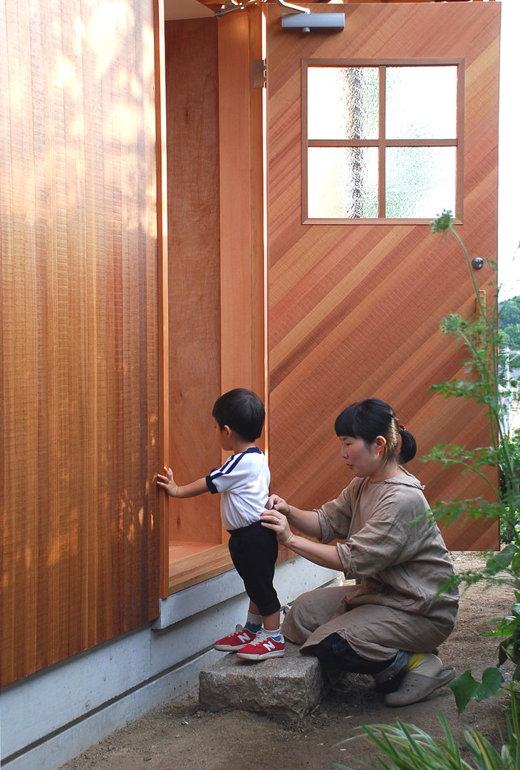 児島の小さなアトリエ Tiny atelier, 丸菱建築計画事務所 MALUBISHI ARCHITECTS 丸菱建築計画事務所 MALUBISHI ARCHITECTS Pintu Kayu Wood effect