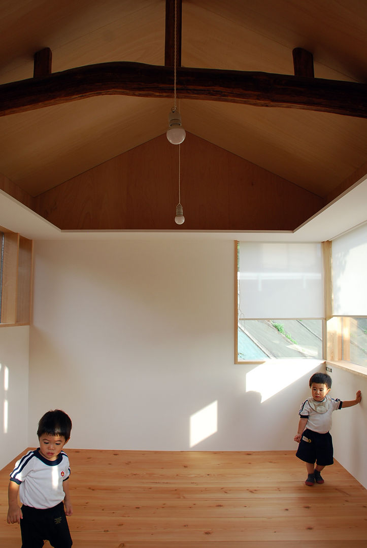 児島の小さなアトリエ Tiny atelier, 丸菱建築計画事務所 MALUBISHI ARCHITECTS 丸菱建築計画事務所 MALUBISHI ARCHITECTS Paredes e pisos modernos Madeira Efeito de madeira