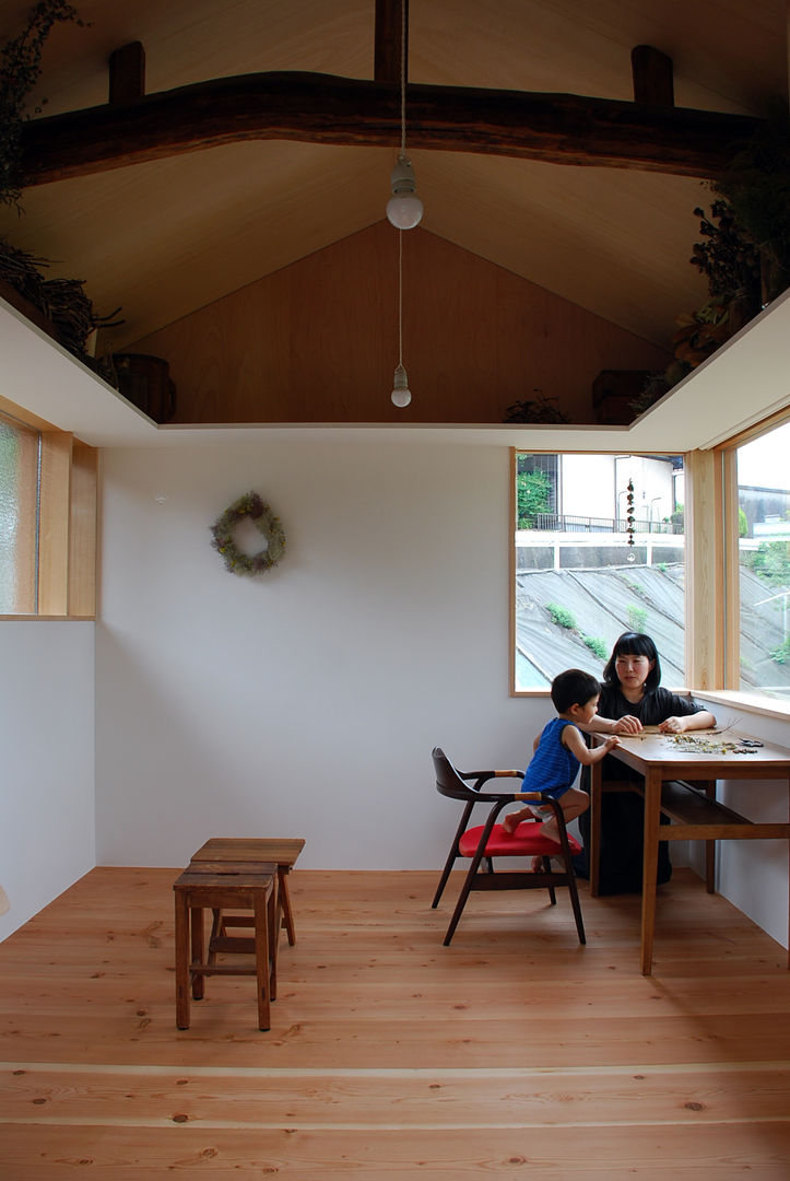 児島の小さなアトリエ Tiny atelier, 丸菱建築計画事務所 MALUBISHI ARCHITECTS 丸菱建築計画事務所 MALUBISHI ARCHITECTS Modern Study Room and Home Office Wood Wood effect