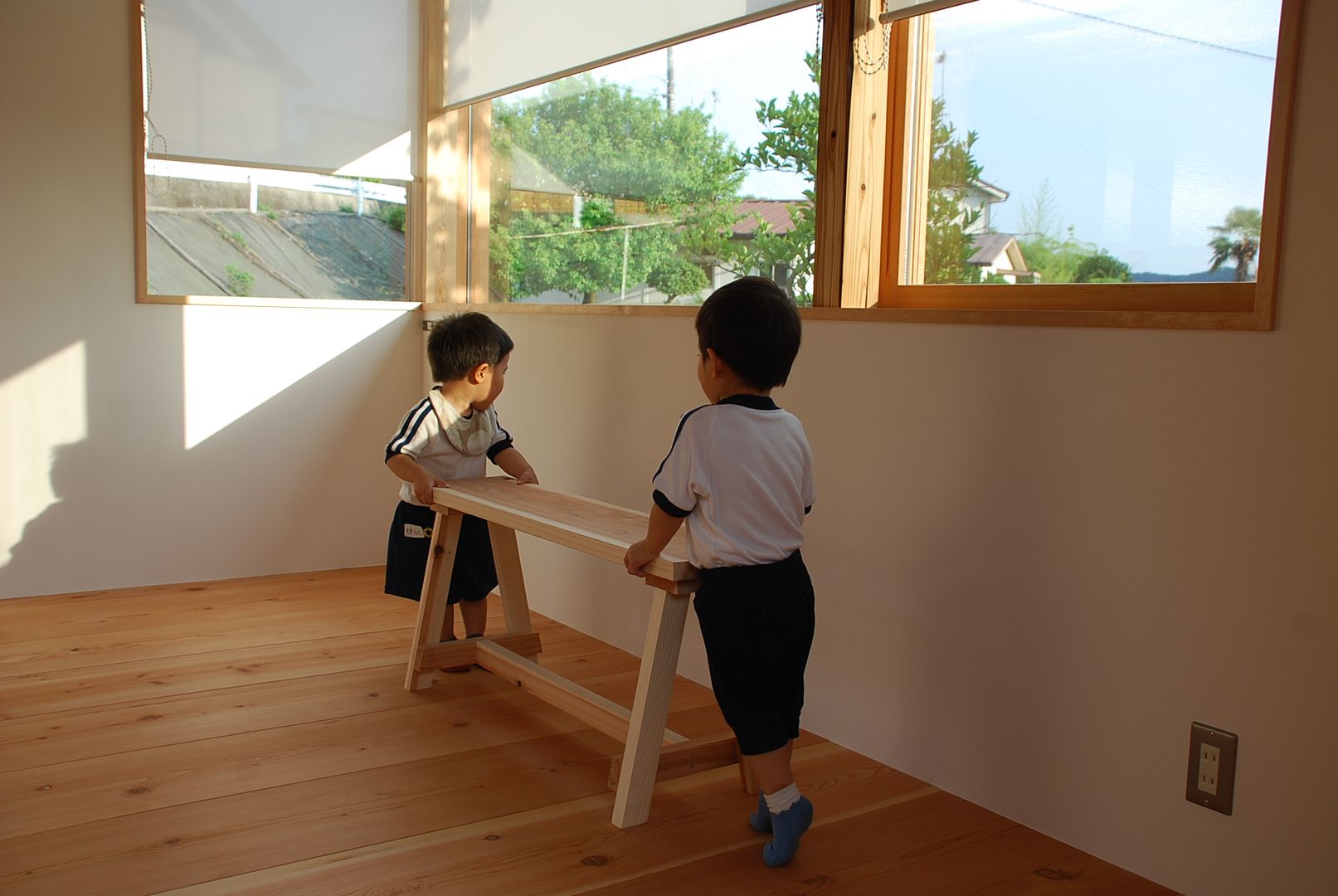 児島の小さなアトリエ Tiny atelier, 丸菱建築計画事務所 MALUBISHI ARCHITECTS 丸菱建築計画事務所 MALUBISHI ARCHITECTS Puertas y ventanas de estilo moderno Madera Acabado en madera