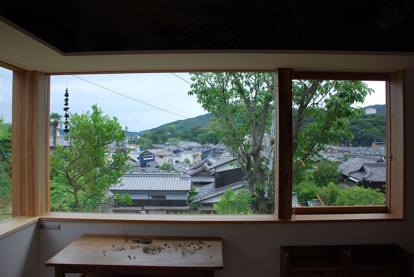 児島の小さなアトリエ Tiny atelier, 丸菱建築計画事務所 MALUBISHI ARCHITECTS 丸菱建築計画事務所 MALUBISHI ARCHITECTS Puertas y ventanas modernas Madera Acabado en madera