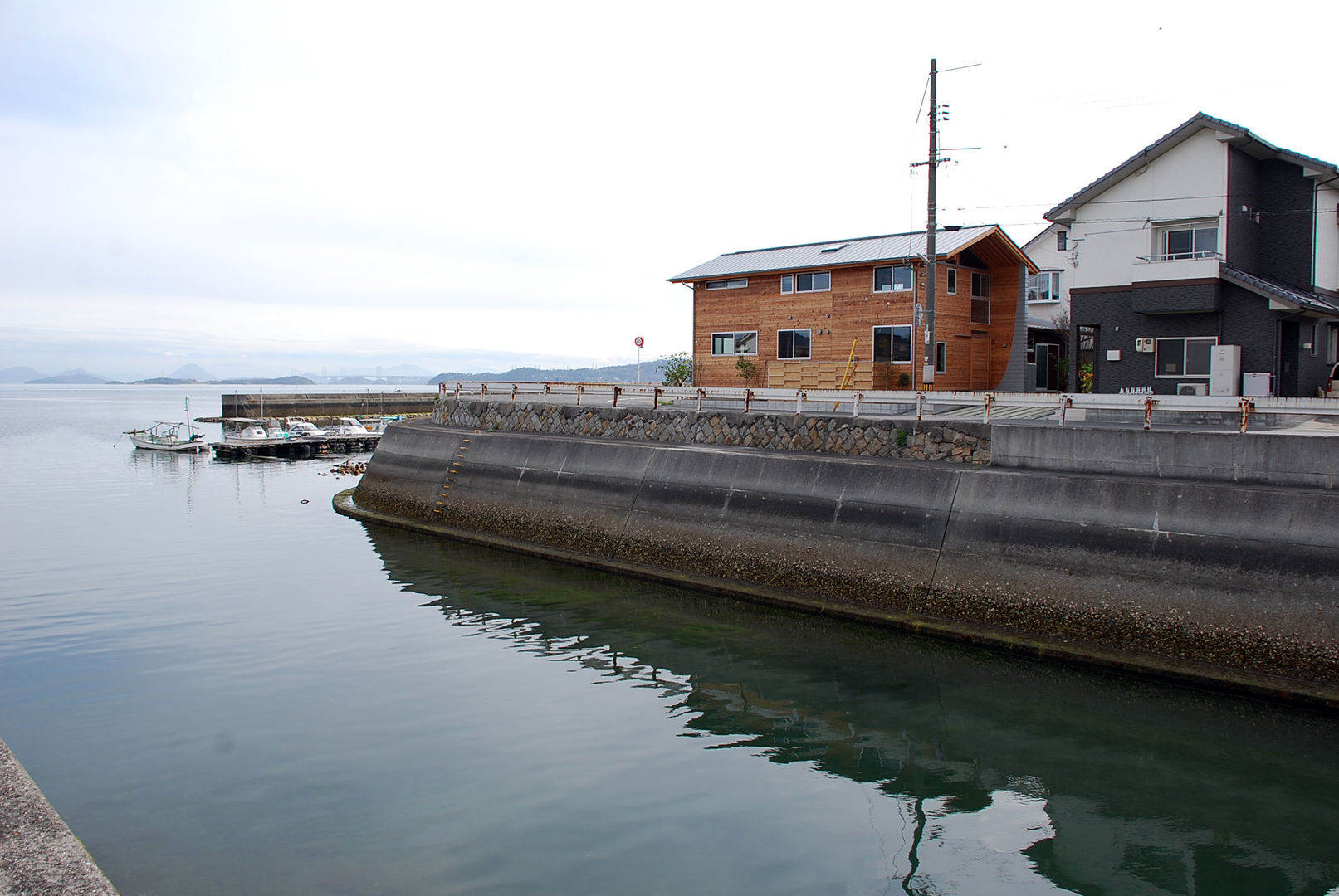 ＜海を望む＞うちかど助産院 木と漆喰に包まれた海辺のゆりかご , 丸菱建築計画事務所 MALUBISHI ARCHITECTS 丸菱建築計画事務所 MALUBISHI ARCHITECTS Nhà gỗ Gỗ Wood effect