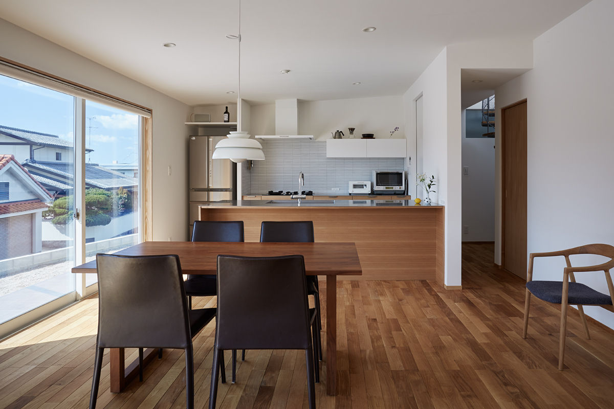 高台に建つ家, toki Architect design office toki Architect design office Modern dining room Wood Wood effect