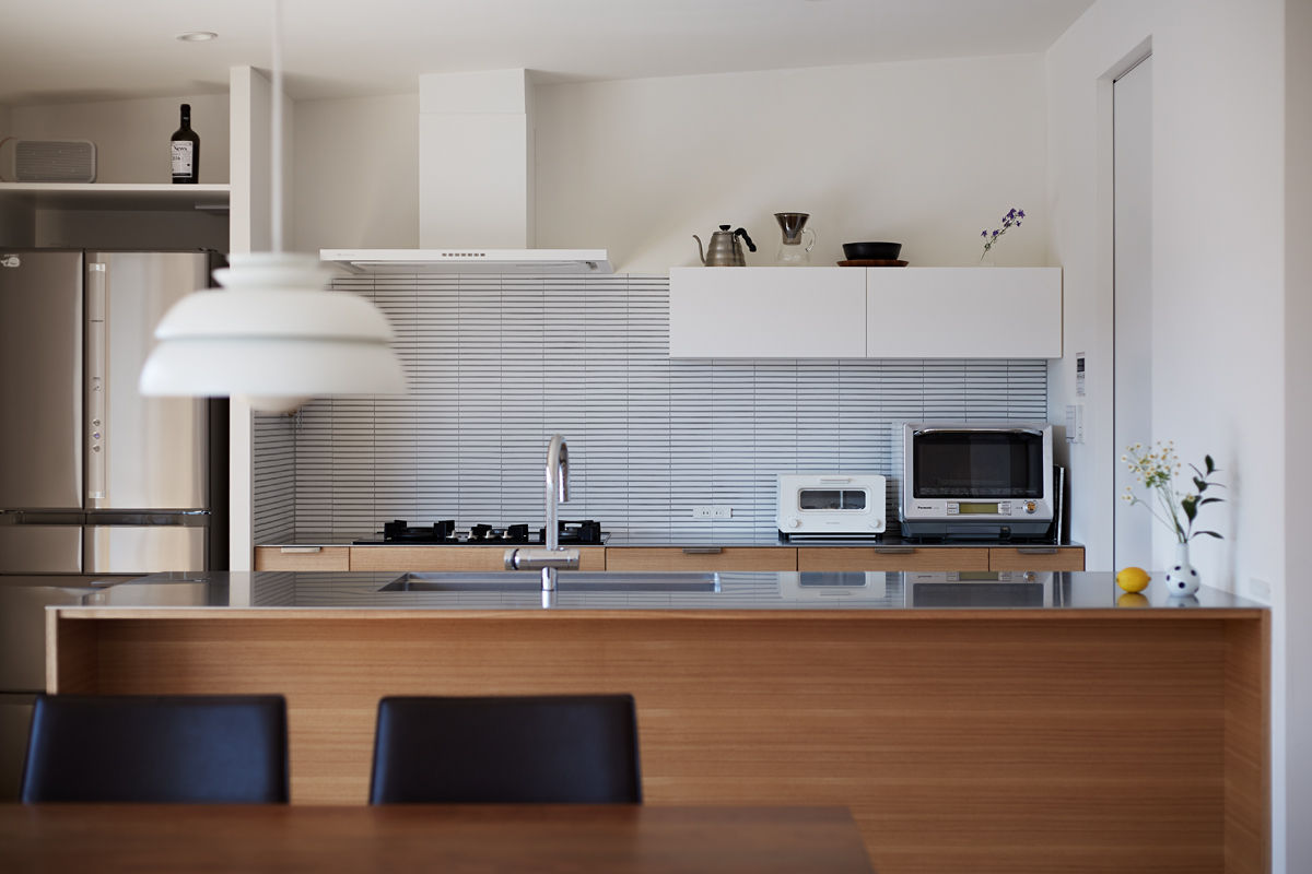 高台に建つ家, toki Architect design office toki Architect design office Modern style kitchen Tiles
