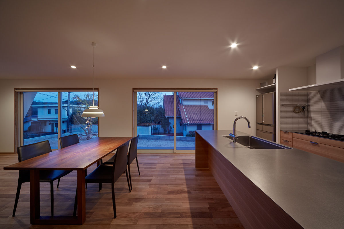 高台に建つ家, toki Architect design office toki Architect design office Dining room لکڑی Wood effect